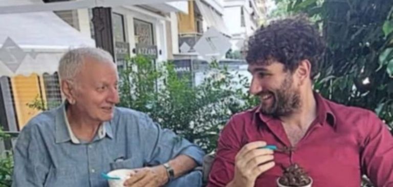 Συγκλονίζει ο γιος του Κώστα Χαρδαβέλλα: «Την τελευταία φορά που τον είδα, μου άφησε αυτό το μήνυμα»