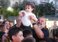 ΑΕΚ: Χιλιάδες φίλαθλοι υποδέχθηκαν το τρόπαιο στην Πάτρα – Η έκπληξη Ηλιόπουλου [vid,pics]