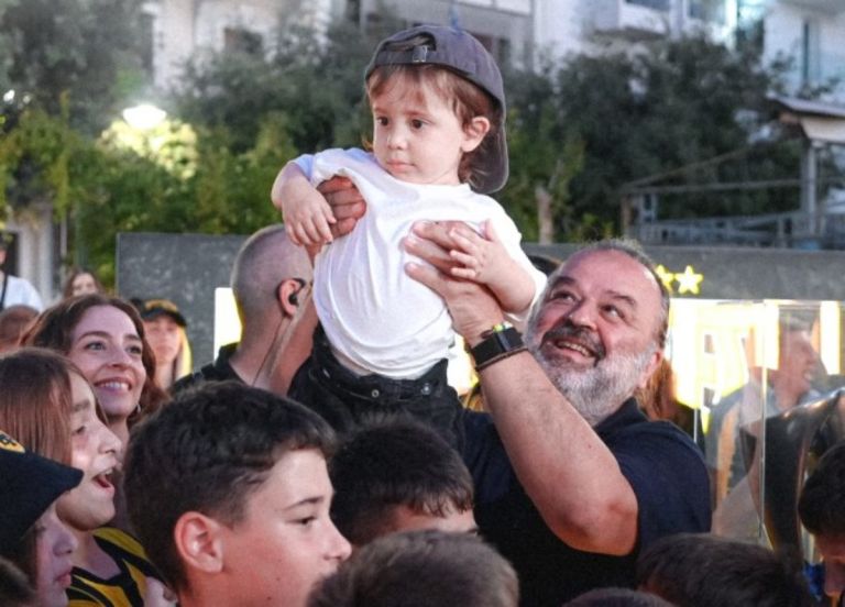 ΑΕΚ: Χιλιάδες φίλαθλοι υποδέχθηκαν το τρόπαιο στην Πάτρα – Η έκπληξη Ηλιόπουλου [vid,pics]