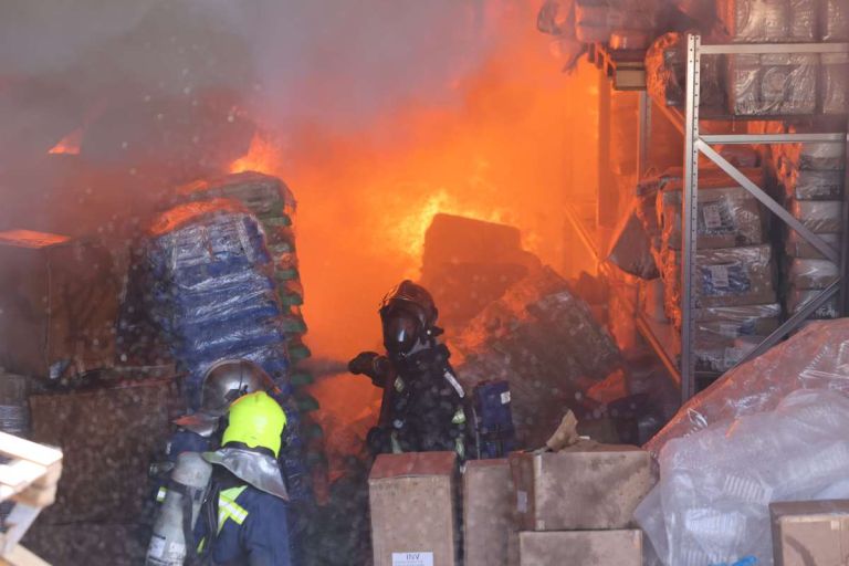 Φωτιά σε εργοστάσιο στο Ηράκλειο: Καίγονται σπίτια, ενισχύθηκαν οι δυνάμεις – Ήχησε το 112