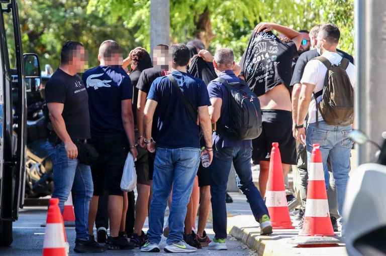 Η κατάθεση του 17χρονου δράστη στην Καλλιθέα: «Τέντωσα το χέρι μου με το μαχαίρι για να φοβηθεί»