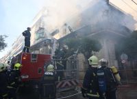 Φωτιά σε διώροφο κτίριο στην Καλλιθέα –Γυναίκα πήδηξε από το μπαλκόνι για να σωθεί από τις φλόγες [vid,pics]
