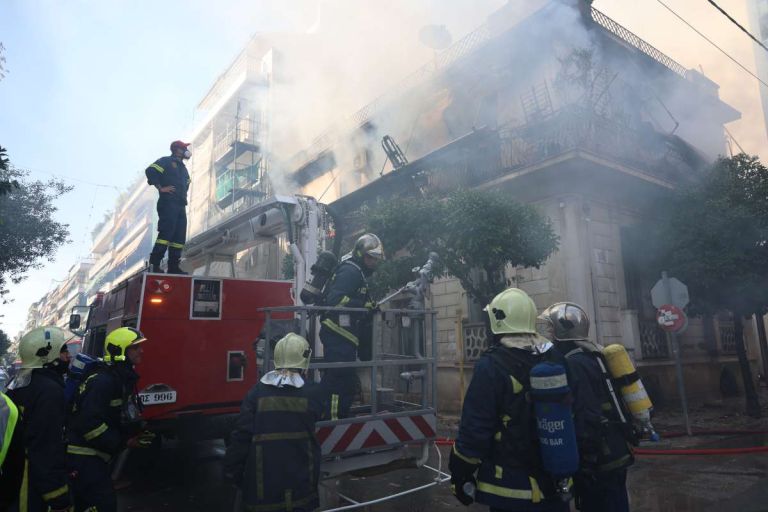 Φωτιά σε διώροφο κτίριο στην Καλλιθέα –Γυναίκα πήδηξε από το μπαλκόνι για να σωθεί από τις φλόγες [vid,pics]