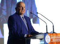 Καραμανλής με Κηλαηδόνη κατά Μητσοτάκη; Οι στίχοι, οι αιχμές και το νέο μήνυμα προς το Μαξίμου
