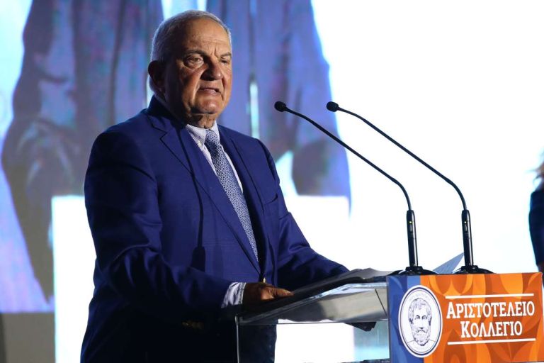 Καραμανλής με Κηλαηδόνη κατά Μητσοτάκη; Οι στίχοι, οι αιχμές και το νέο μήνυμα προς το Μαξίμου
