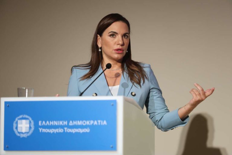 «Πόλεμος» Υπουργείου Τουρισμού–ΠΑΣΟΚ για «Τουρισμός για Όλους»: 647.000 αιτήσεις και κόντρα για τα 6 εκατ.