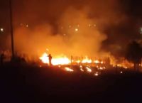 Φωτιά στην Κερατέα: Πύρινος κλοιός–61 πυροσβέστες στη μάχη με τους ισχυρούς ανέμους, εκτροπές στην κυκλοφορία