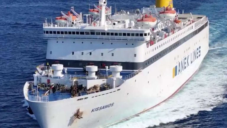 Ταλαιπωρία για 1.184 επιβάτες του «Κίσσαμος» που προσάραξε στη Μήλο λόγω μπλακ άουτ