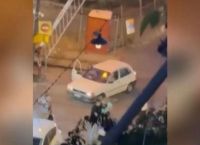 Κολωνός: Άγριος καβγάς οδηγών μηχανής σε σιδηροδρομική διάβαση – Χτυπιούνταν με τα κράνη