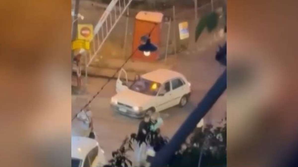 Κολωνός: Άγριος καβγάς οδηγών μηχανής σε σιδηροδρομική διάβαση – Χτυπιούνταν με τα κράνη