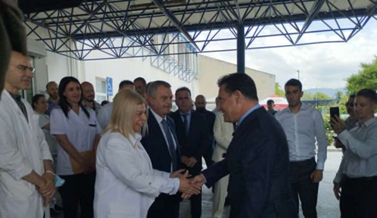 Άδωνις Γεωργιάδης από την Ξάνθη: «Δεν φοβάμαι να πάω πουθενά» – Απάντηση on camera για ΜΕΘ και προσλήψεις