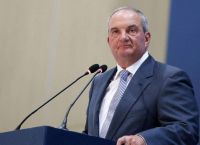 Άνοιγμα Μαξίμου στον Καραμανλή: «Τον θέλουμε στην πρώτη γραμμή» – Μήνυμα ενότητας με πολλούς αποδέκτες
