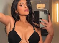 Kylie Jenner: Το elegant φόρεμα που αποτελεί την απόλυτη έμπνευση για τις καλοκαιρινές βραδινές εμφανίσεις