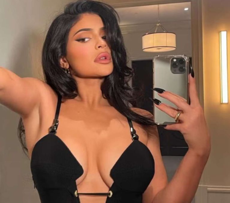 Kylie Jenner: Το elegant φόρεμα που αποτελεί την απόλυτη έμπνευση για τις καλοκαιρινές βραδινές εμφανίσεις
