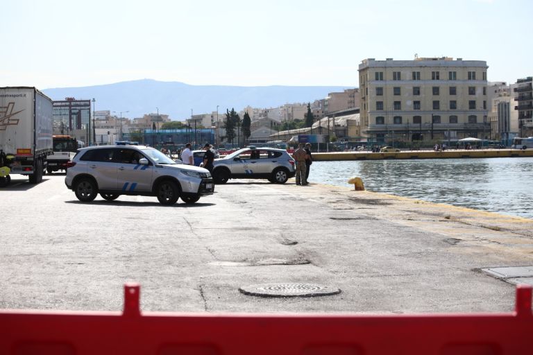 Αυτοκίνητο έπεσε στην θάλασσα στο λιμάνι του Πειραιά – Μεγάλη κινητοποίηση από το Λιμενικό