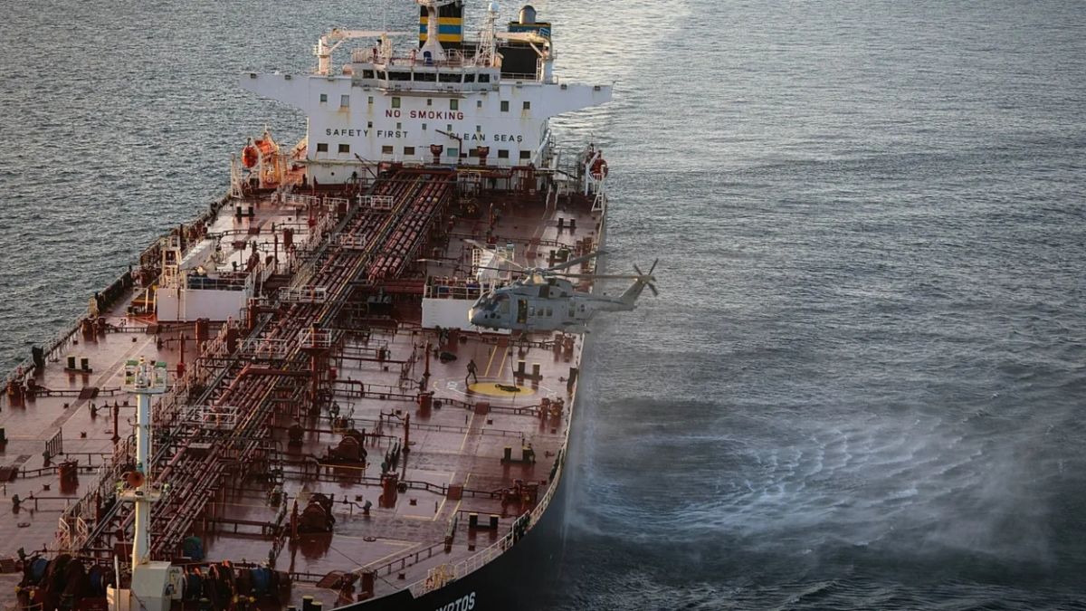 Ρωσικό πολεμικό πλοίο ρίχνει προειδοποιητικά πυρά σε σκάφος στη Μάγχη, λένε βρετανικά ΜΜΕ
