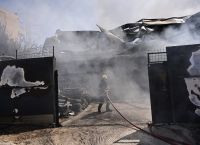 Φωτιά σε κατάστημα ανταλλακτικών στο Μενίδι: Στιγμές αγωνίας & πυκνοί καπνοί πάνω από τις Αχαρνές [vid,pics]
