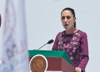 Ρήγμα με τον Τραμπ: Η Σέινμπαουμ μπλοκάρει έκδοση κυβερνήτη και υψώνει τείχος στο Μεξικό