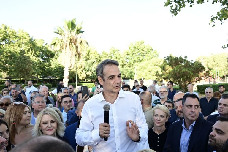 «Πάτα γκάζι»: Το σύνθημα Μητσοτάκη στη ΝΔ για τις εκλογές