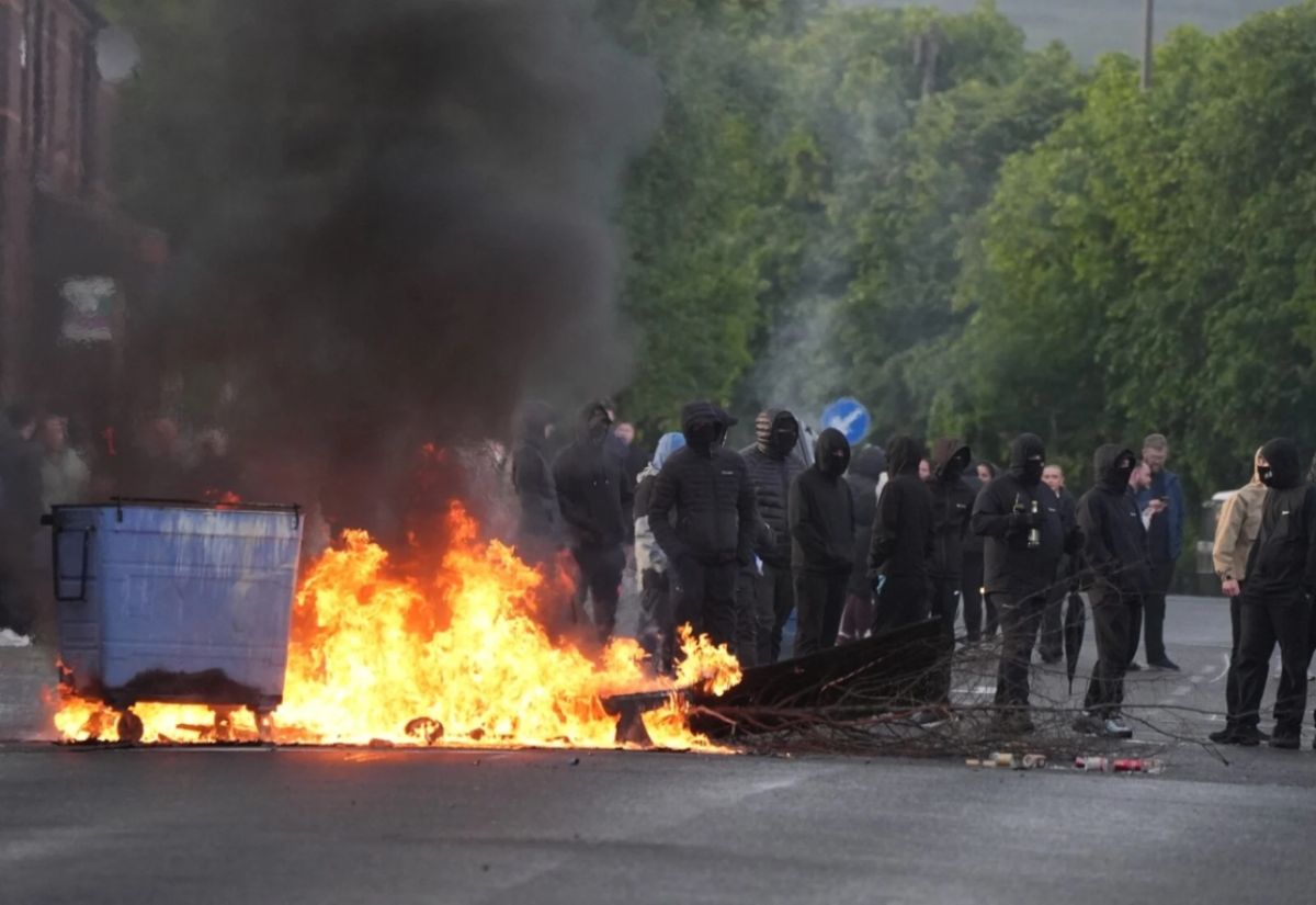 Μπέλφαστ: Βίαια επεισόδια σε διαδήλωση κατά των μεταναστών – Πυρπόλησαν οχήματα, κλωτσούσαν πόρτες