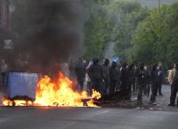 Μπέλφαστ: Βίαια επεισόδια σε διαδήλωση κατά των μεταναστών – Πυρπόλησαν οχήματα, κλωτσούσαν πόρτες