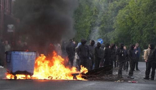 Μπέλφαστ: Βίαια επεισόδια σε διαδήλωση κατά των μεταναστών – Πυρπόλησαν οχήματα, κλωτσούσαν πόρτες