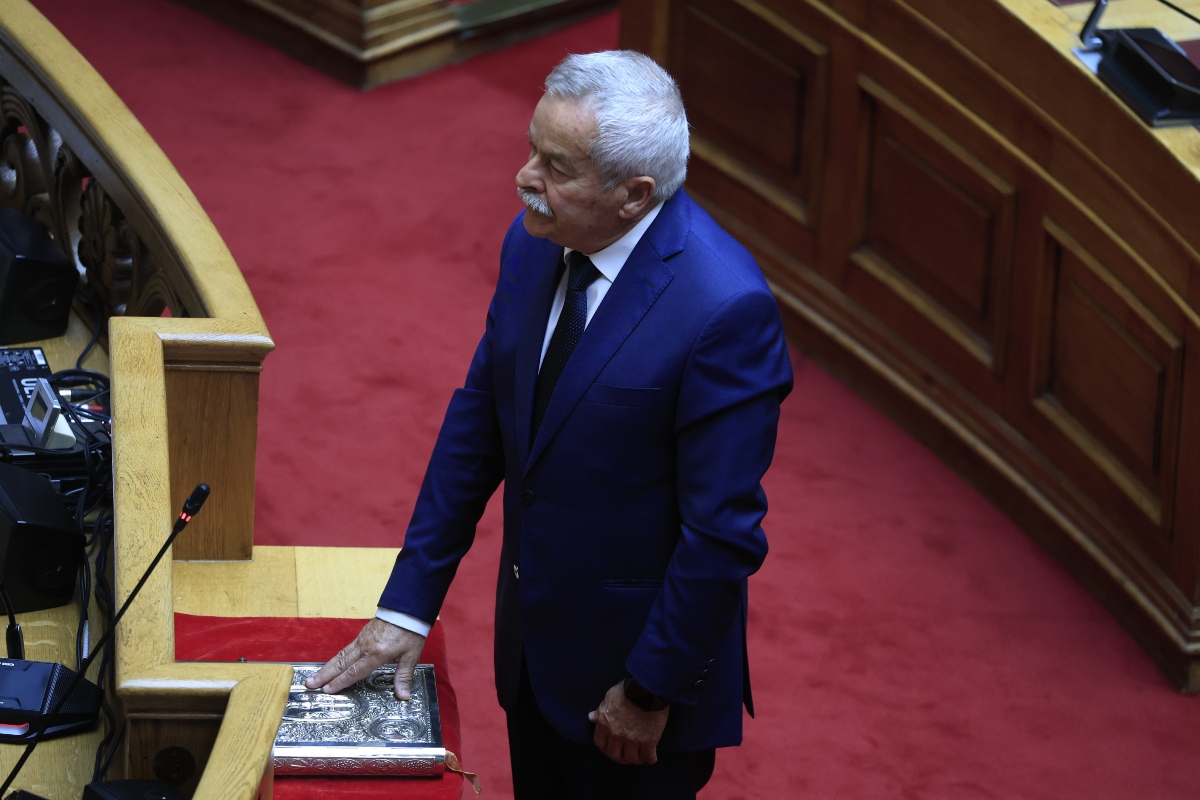 Ορκίστηκε βουλευτής ΝΔ ο Κώστας Κόλλιας, μετά την απώλεια του Νίκου Ταγαρά [pics]