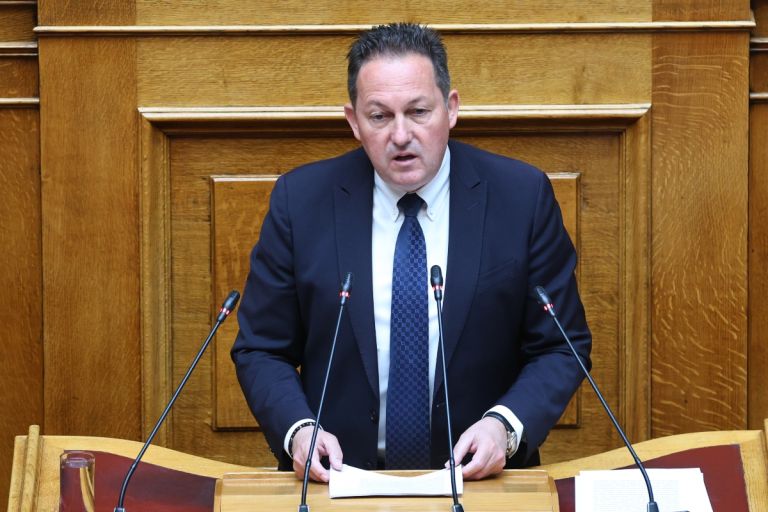 Πέτσας κατά Τσίπρα και Κωνσταντοπούλου: «Πολιτική με πρόσωπα, όχι με πρόγραμμα»