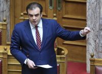 Πιερρακάκης: Στα 1.600 ευρώ αυξάνεται o ακατάσχετος λογαριασμός