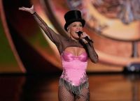 Η Pink «γκρέμισε» τα βραβεία Tony με ένα εκρηκτικό μουσικό υπερθέαμα [vid,pics]
