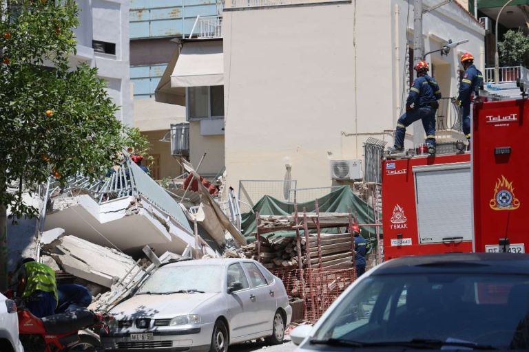 Σοκ στα Πετράλωνα: Οι πρώτες εικόνες από την κατάρρευση της πολυκατοικίας [vid,pics]