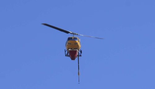 Πτώση πυροσβεστικού ελικοπτέρου στη λίμνη Αώου κατά την επιχείρηση στα Γρεβενά – Σώοι οι πιλότοι