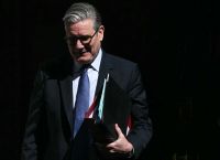 Στο χείλος πολιτικής μετάβασης η Βρετανία: Ο Στάρμερ υπό ασφυκτική πίεση και το φαινόμενο Μπέρναμ
