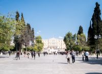 ΙΟΒΕ: Ανάπτυξη χωρίς ευημερία – Το 68% των νοικοκυριών ασφυκτιά οικονομικά