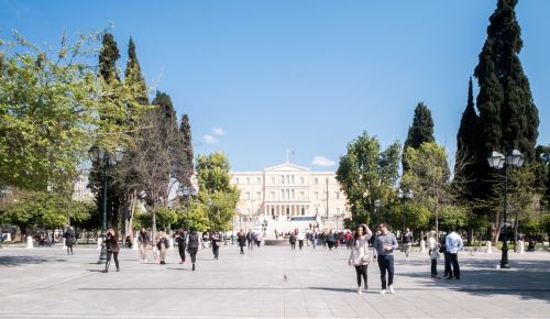 ΙΟΒΕ: Ανάπτυξη χωρίς ευημερία – Το 68% των νοικοκυριών ασφυκτιά οικονομικά