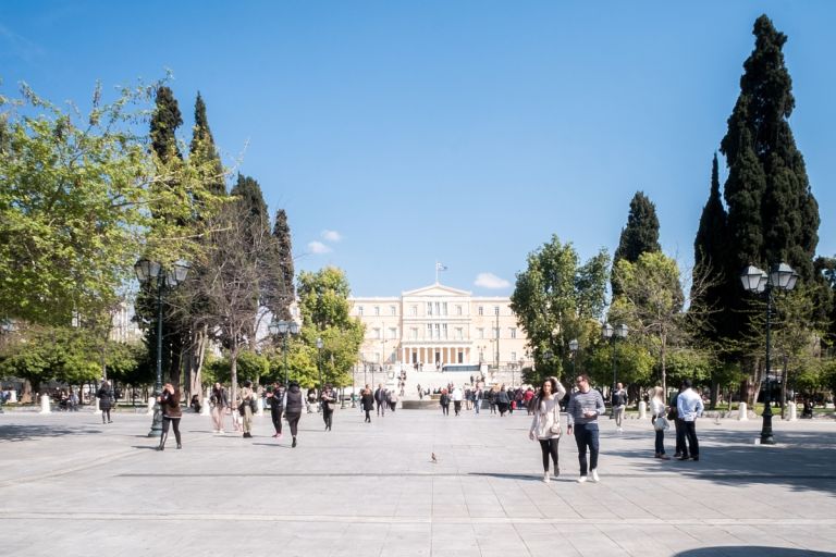ΙΟΒΕ: Ανάπτυξη χωρίς ευημερία – Το 68% των νοικοκυριών ασφυκτιά οικονομικά