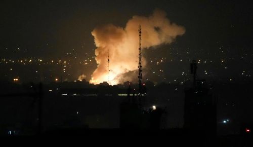 Νέα αμερικανικά πλήγματα στο Ιράν για δεύτερη συνεχόμενη ημέρα, εκρήξεις κοντά στα Στενά του Ορμούζ