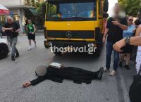 Θεσσαλονίκη: Ρασοφόρος ξάπλωσε στον δρόμο για να σταματήσει το Thessaloniki Pride