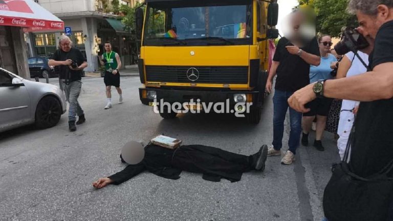 Θεσσαλονίκη: Ρασοφόρος ξάπλωσε στον δρόμο για να σταματήσει το Thessaloniki Pride