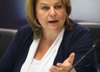Η Κατσέλη επιχειρεί «συνοικέσιο» ΠΑΣΟΚ – ΕΛ.Α.Σ.: Το μήνυμα στον Ανδρουλάκη και ο ρόλος Τσίπρα