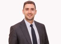 Δημήτρης Τζανιδάκης στο pagenews.gr:«Το καθεστώς στο Ιράν αποδείχθηκε πολύ πιο ισχυρό από ότι πίστευε η Δύση»