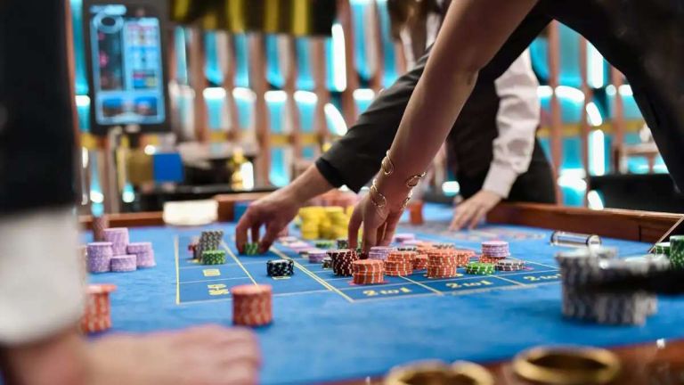 Greek Gaming Commission Files Criminal Complaints Against 18 Influencers Over Illegal Gambling Promotion