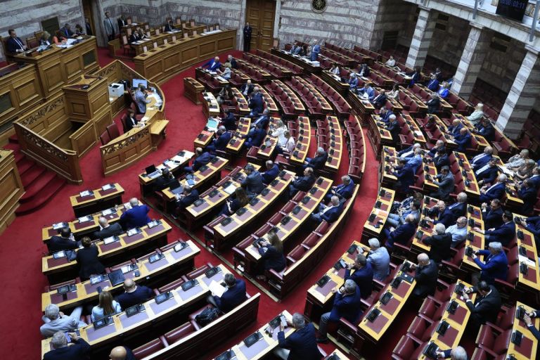 Νομοσχέδιο για τις τηλεοπτικές άδειες: Αντιπαράθεση στη Βουλή για τα περιφερειακά κανάλια