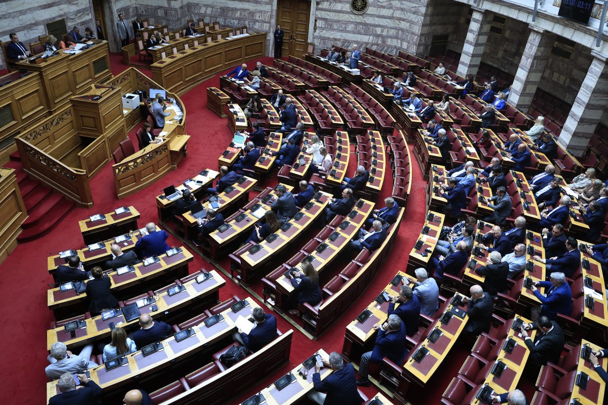 Νομοσχέδιο για τις τηλεοπτικές άδειες: Αντιπαράθεση στη Βουλή για τα περιφερειακά κανάλια