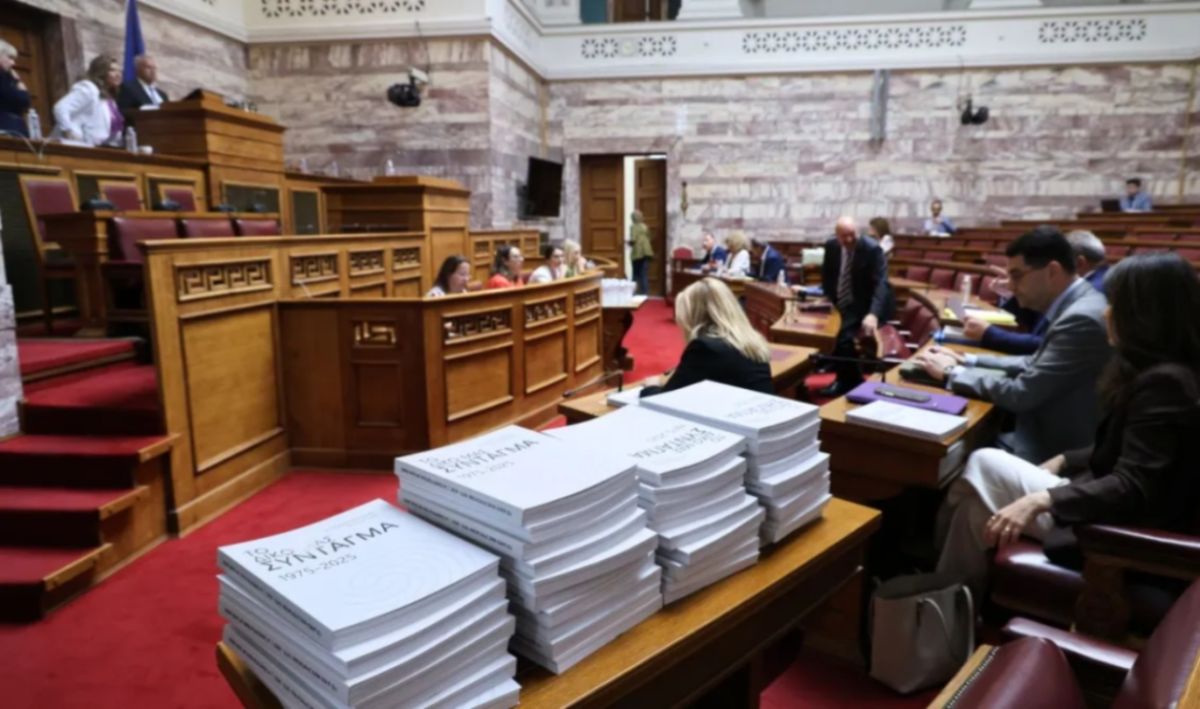 Άρθρο 16: Το ΠΑΣΟΚ λέει «ναι» υπό όρους και γίνεται ο πραγματικός ρυθμιστής της Συνταγματικής Αναθεώρησης