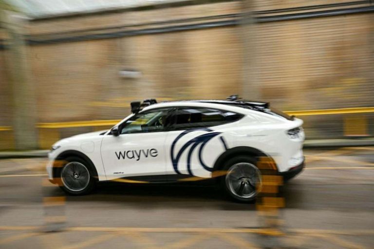 Η Wayve αλλάζει το παιχνίδι στην αυτόνομη οδήγηση – Η startup που απειλεί Tesla και Waymo