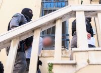 Οργή έξω από τα δικαστήρια για τον δολοφόνο της Σταυρούλας–“Βρωμιάρη, με σκυμμένο το κεφάλι έπρεπε να εισαι”