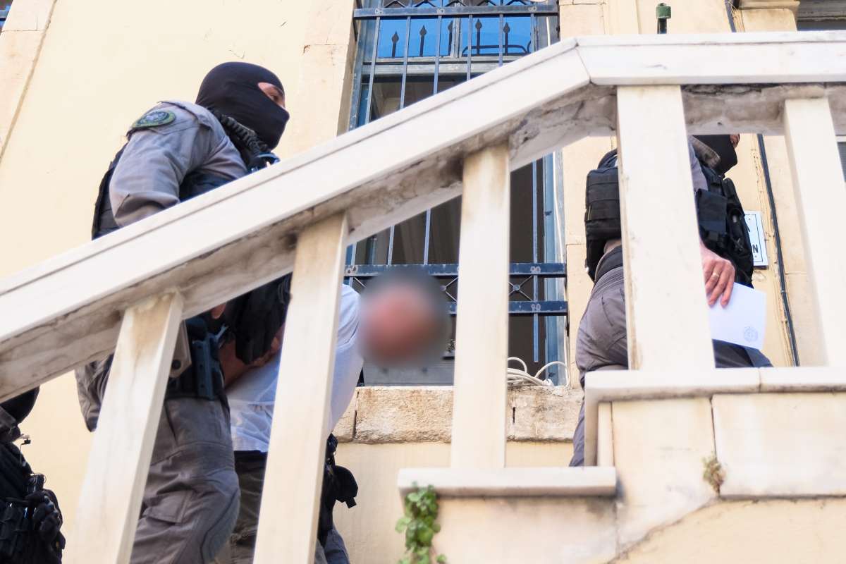 Οργή έξω από τα δικαστήρια για τον δολοφόνο της Σταυρούλας–“Βρωμιάρη, με σκυμμένο το κεφάλι έπρεπε να εισαι”