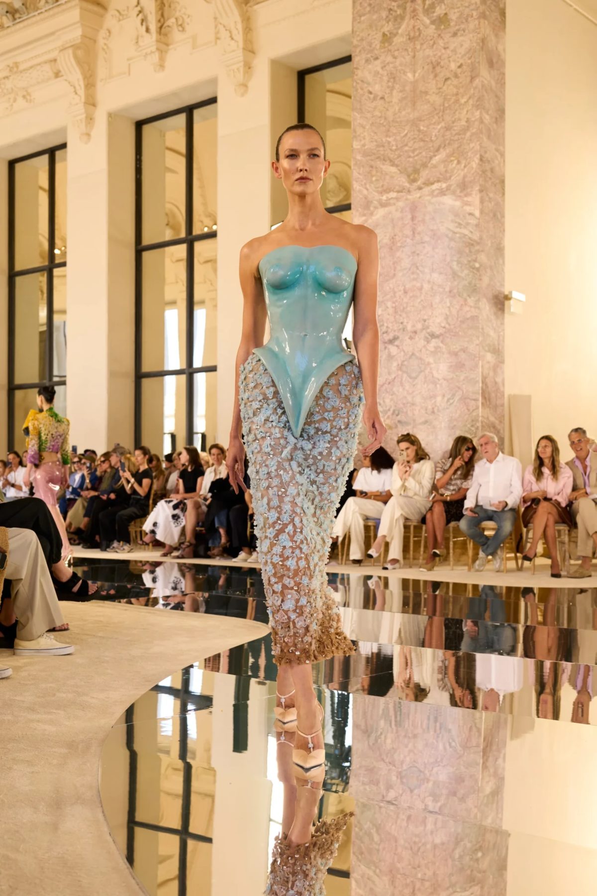Paris Couture Week: Ο Daniel Roseberry βουτά την υψηλή ραπτική στο άγνωστο
