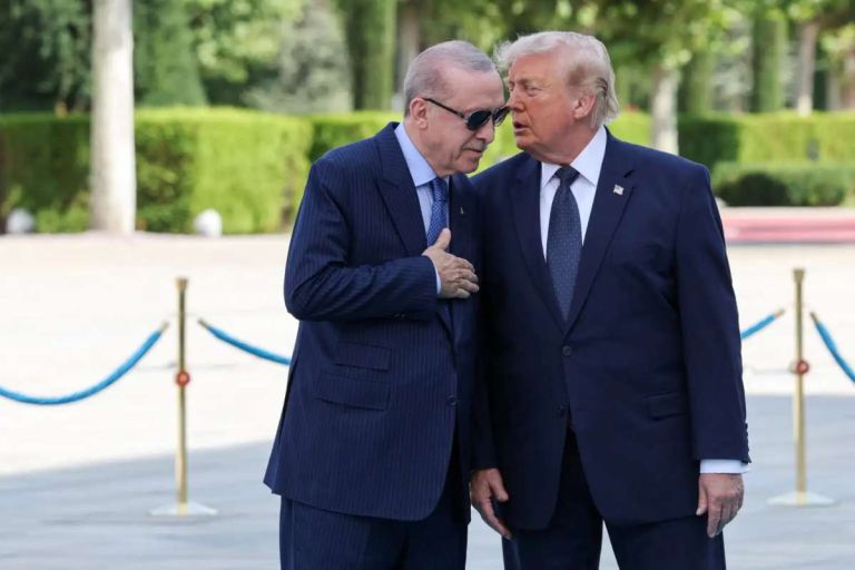 Τραμπ Ερντογάν: Η υποδοχή – έκπληξη και ο διάλογος για το Air Force One στο αεροδρόμιο της Άγκυρας